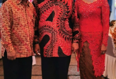Bupati Karo Terkelin Brahmana foto bersama Ketua DPRD sumut Baskami Ginting didampingi istri saat acara syukuran pelantikan Ketua DPRD Sumut di Komplek Tasbih Indah I Blok RR No 29 Medan Dok
