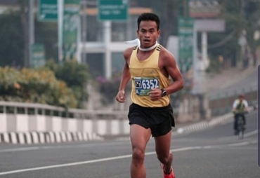 Pratu Welman Pasaribu anggota Yonif 121/MK Brigif-7 /RR tercatat sebagai juara dalam lomba lari kategori profesional 10 000 meter yang diselenggarakan di Bengkulu tampak nomor di dada 6352