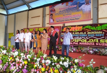 Wakil Bupati Cory Sebayang didampinggi Korindo Sembiring saat memberikan kata sambutan pada acara Syukuran dan ramah tamah di Jambur Desa Ndokum Siroga Simpang Empat