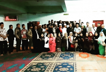 PANITIA Pelaksana Tabligh Akbar Perayaan Maulid Nabi Muhammad SAW 1441 H se-Kabupaten Karo bersama Ustadz Abdul Somad (UAS) foto bersama usai melakukan Rapat di Masjid Agung Kabanjahe