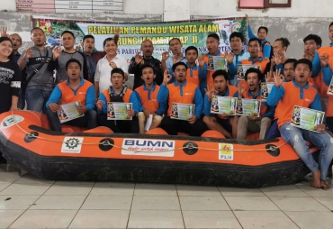 Bupati Karo Terkelin Brahmana didampingi sejumlah OPD melakukan penutupan pelatihan pemandu Wisata Alam Arung Jeram Tahap II dan foto bersama peserta pelatih dan panitia di jambur desa Perbesi Kabupaten Karo