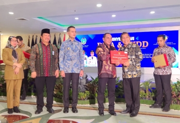 Bupati Karo Terkelin Brahmana SH tampak menerima DIPA dan TKDD tahun 2020  yang diserahkan oleh Gubsu Edy Rahmayadi di ruang raja Inal Siregar lt 2 kantor Gubernur Sumatera Utara  Medan 19 Nopember 2019