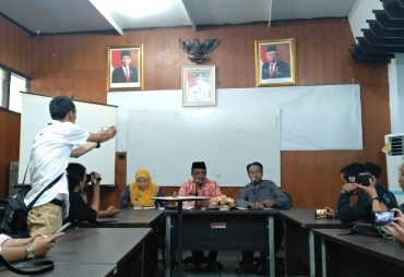 DLHK Lakukan Uji Lab Air Pantai Teluk Sepang