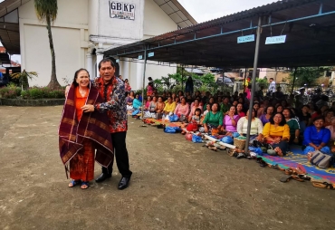 Bupati karo Terkelin Brahmana  foto  bersama Nande Kariadi br Bangun PJJ Jl Katepul jemaat GBKP Katepul peraih lelang tertinggi senilai 7  juta berupa kain Jongkit