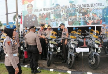 Polda Bengkulu Salurkan 100 unit R2 Patroli dan 350 Road Blocker