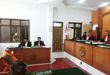 Sidang kasus kepemilikan narkoba jenis sabu seberat 9 Kg dengan terdakwa Suparno Tresno dan Agus Setiawan dengan agenda sidang tuntutan yang dituntut hukuman seumur hidup saat sidang di ruang Cakra PN Kabanjahe