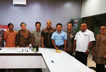 Bupati Karo Terkelin Brahmana didampingi sejumlah OPD menerima audensi PT Zego dan pengurusnya di Ruang Command Center Kominfo Kabupaten Karo