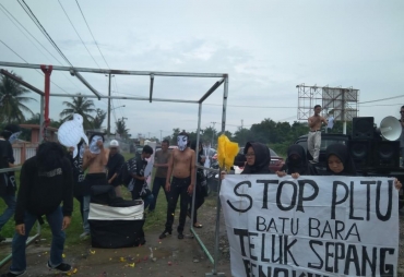 Aksi Teatrikal Sambut Sidang Lanjutan Gugatan PLTU Teluk Sepang