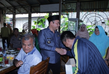 Bupati dan Tim Rumah Peduli Labuhanbatu berikan Donasi kepada Aisah