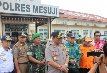 Ratusan Botol Miras Dimusnahkan Polres Mesuji
