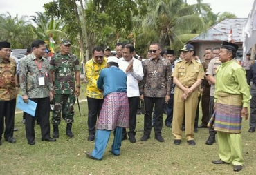 Menteri ATR Serahkan Sertifikat Tanah di Sinama Nenek