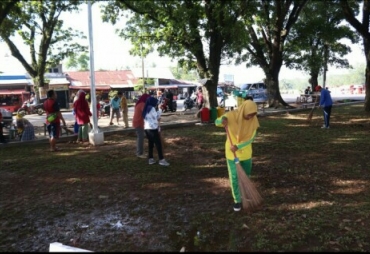 Masyarakat Gotong Royong Bersihkan RTH Simpang Kandis