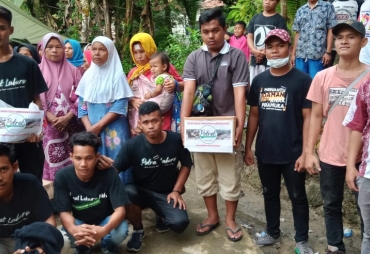 Potret Labura salurkan bantuan untuk korban bajir bandang Labura