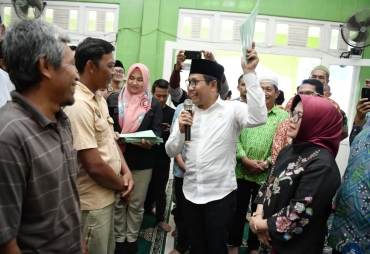 Kunker ke Kalbar Mendes PDTT Bagikan 700 Setifikat Tanah