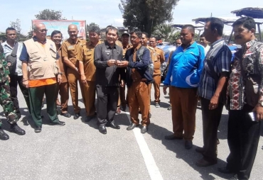 Bupati Serahkan Bantuan Traktor untuk Masyarakat Terdampak Erupsi Sinabung