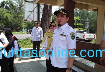 Wawali Pimpin Pemasangan Lampu di Pantai Panjang