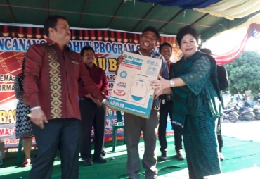 Wakil Bupati Cory Sebayang didampingi Ketua Klasis Lau Baleng Pdt Jeriyonanta Sitepu Pdt Roy Firdaus Purba Pdt Alfenius Surbakti dan Pt Jetra Sembiring bersama-sama menyanyikan lagu pujian dalam acara KKI Akbar GBKP Sabtu (25/1) di Jambur Bukit Kadir Mardingding