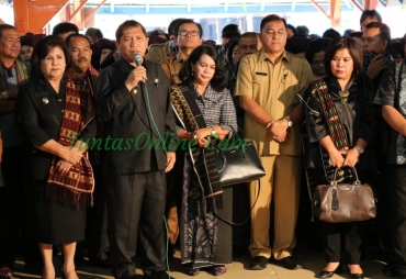 Bupati Karo Terkelin Brahmana SH bersama Wakil Bupati Karo Cory seriwaty br Sebayang didampingi sejumlah OPD Memberikan kata penghibur bagi keluarga almarhuma Pt dr Hartawaty br Tarigan kadis PPPA Kabupaten Karo di Jamburta Ras Berastagi