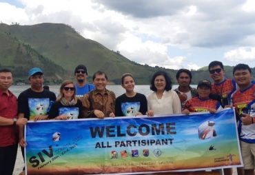 Bupati Karo Terkelin Brahmana SH didampingi ketua TP PKK kab karo Ny Sariati dan Camat merek Juspri Nadeak foto bersama Penerjun Paralayang Lokal dan Manca Negara di Tongging usai ditutup resmi "Karo SIV Course"