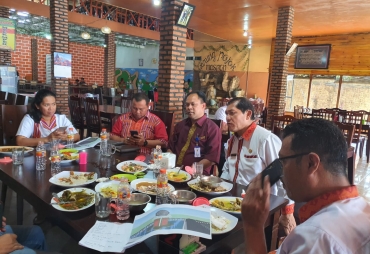 Bupati Karo Terkelin Brahmana SH MH didampingi Kepala Dinas Pekerjaan Umum dan Penataan Ruang (PUPR) Edward Pontianus Sinulingga ST Kepala Dinas Ketenagakerjaan dan Koperasi UKM Ir Adison Sebayana MMA Perwakilan Bank Sumut Cabang Kabanjahe saat finalisasi disain Batu Sinabung