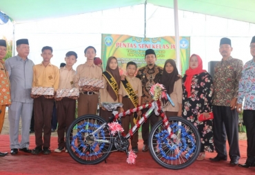 Program GPS Siswi SMPN 6 Dusun Besar Terima Sepeda dari Wawali