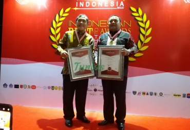 Sesmenkop dan UKM menyerahkan piagam penghargaan kepada Bupati karo Terkelin Brahmana SH MH sebagai Bupati terbaik tingkat kabupaten mewakili sumut Se-Indonesia versi Seven Media Asia Mecidu di Bali Denpasar