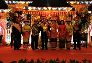 Ketua Mahkamah Agung Prof Dr H Muhammad Hatta Ali SH MH foto bersama Bupati Karo Terkelin Brahmana SH MH bersama istri Ny Sariati Sitompul di lokasi  pesta balai Sudirman Jakarta