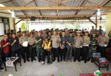 Kapoldasu Dan Pangdam I BB, Beri tali asih kepada Enam Personil Polri Korban Luka-Luka 