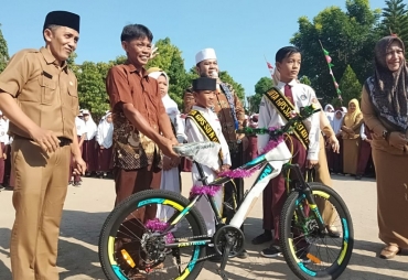 Giliran Siswa SDN 69 Dapat Sepeda dari Walikota