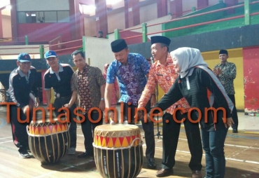 Pembukaan Cara Turnamen Voly sekecamatan Kota Bengkulu dengan Pemukulan Dol