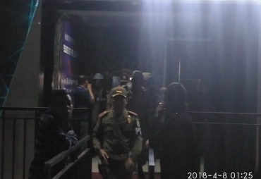 Tampak Satuan Pol PP dan PM merazia Salah satu tempat Hiburan Malam