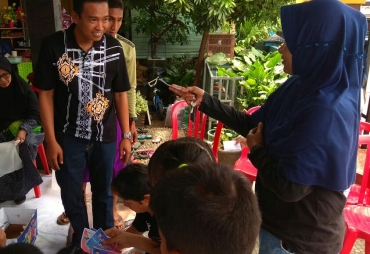 Tampak WMU Bercengkrama dengan Warga yang Datang