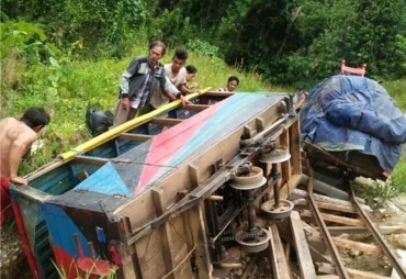 Alat Transportasi Molek terguling