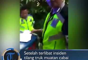 2 Oknum Ditlantas Polda Kaltim saat menilang Supir Truk