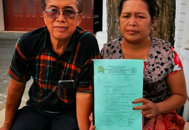 Nurita br sembiring didampingi Aceh Silalahi  menceritakan kisah perseteruan guru PNS dengan Kepsek SD 040444 berujung ke Ranah Hukum di Polres Tanah Karo. (ist)