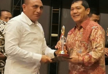 Gubsu Edy Rahmayadi menyerahkan penghargaan kepada Bupati karo Terkelin Brahmana SH terkait  TPID Berprestasi di Hotel polonia Medan
