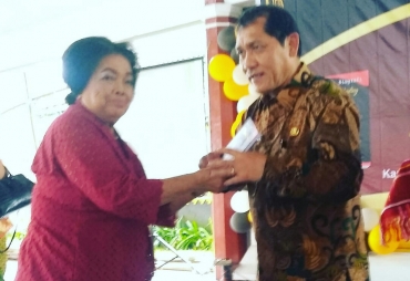 Bupati Karo bersama Putri Almarhum resmi Launching  Buku Biografi Nerus Ginting di Pendopo Rumah Dinas Bupati Jalan Veteran Kabanjahe