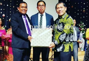 Bupati Karo Terkelin Brahmana didampingi sejumlah OPD menerima bingkisan dari panitia Natal Albert Sembiring ST disaksikan Pdt Paham Ginting dan Pdt DR Rudi butar butar