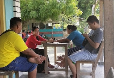 Emak-emak Enggano Ungkapkan Rasa Senang Dikunjungi Gubernur Rohidin