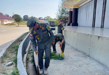 Satpol PP Giat Bersih-bersih di Sekitar Sport Center