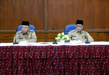 Sekretaris Daerah Provinsi Bengkulu menyerahkan SK No P.110.B.1 Tahun 2018 tentang Kalender Event 2018 di Ruang Pola Provinsi Bengkulu
