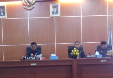 Tampak Ketua DPRD Bengkulu Tengah Memimpin rapat