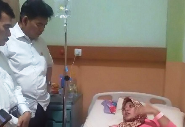 Ketua Komisi III Saat mengunjungi Korban Penganiayaan Guru