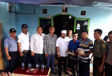 Tampak Wali Kota Bengkulu Berfoto Bersama dengan Korban