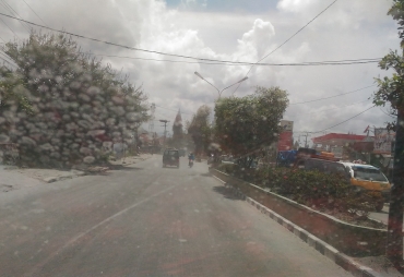 TERPAPAR ABU VULKANIK : Abu vulkanik dari proses erupsi Gunung Sinabung terpapar terkena abu sekitar jalan di Kabanjahe