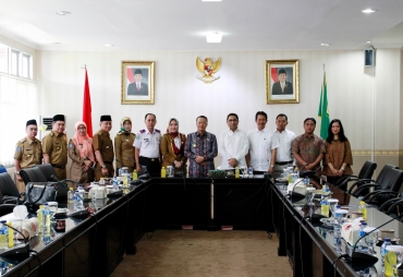 Pelindo Berfoto Bersama Usai Rapat