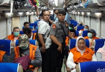 12 Anggota DPRD Malang mengenakan Baju Tahanan 