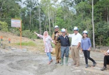 Tampak rombongan saat berada di lokasi galian C yang berada di kawasan PT. PGE Proyek Hulu Lais