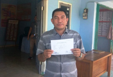 Pelapor Paslon Nomor Urut 4 Linda-Mirza menunjukan bukti telah melapor ke Panwaslih Kota Bengkulu