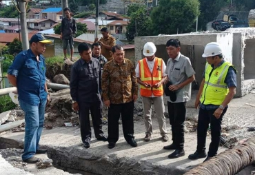Tampak Bupati Karo sedang meninjau Pra Penutupan Jalan